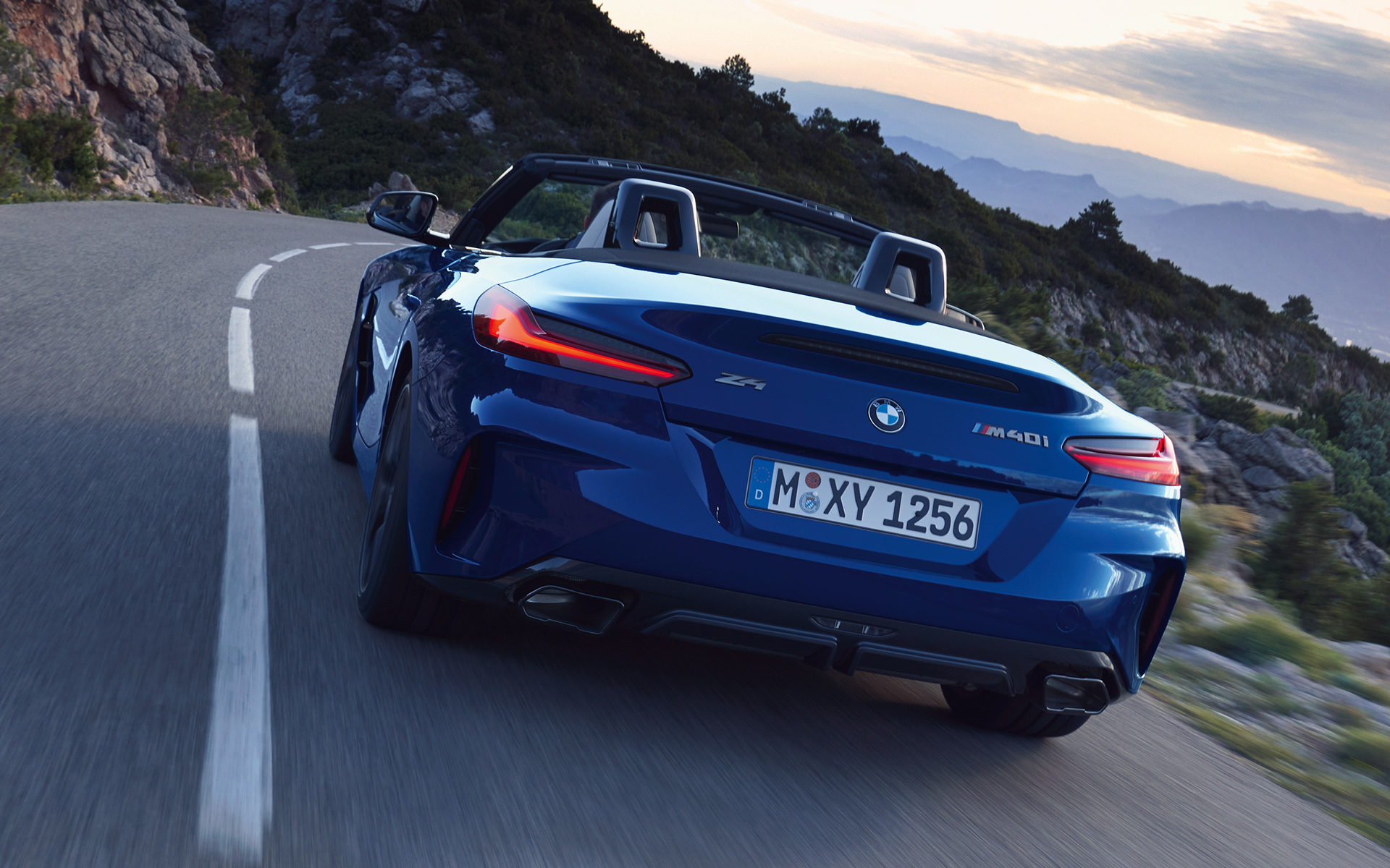 BMW Z4 M40i, G29, 2022, barva Portimao Blue, športen, tričetrtinski pogled od spredaj