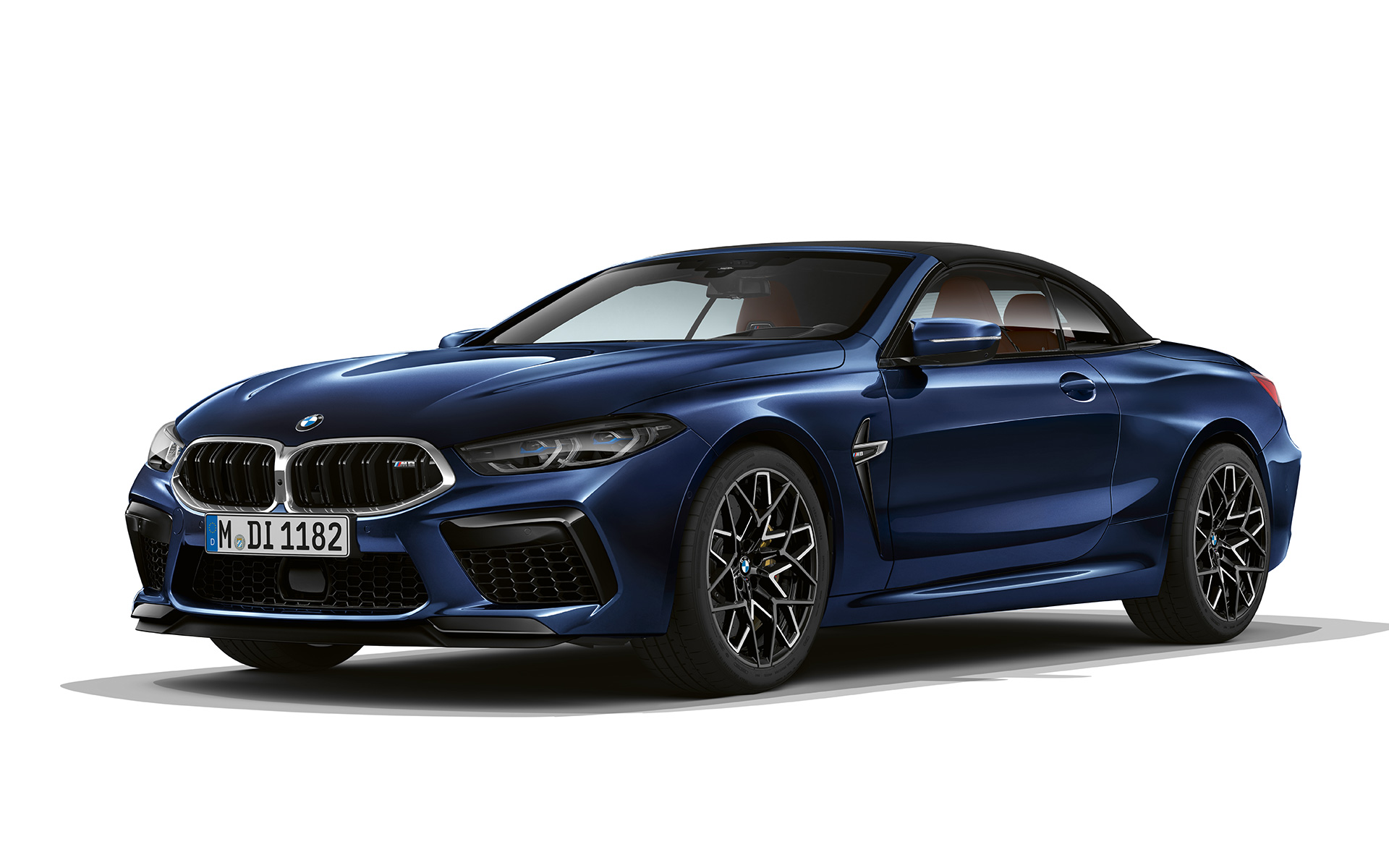 BMW M8 Cabrio, F91, LCI, osvežitev 2022, lakiranje BMW Individual v kovinski barvi Tanzanite Blue, tričetrtinski pogled od spredaj