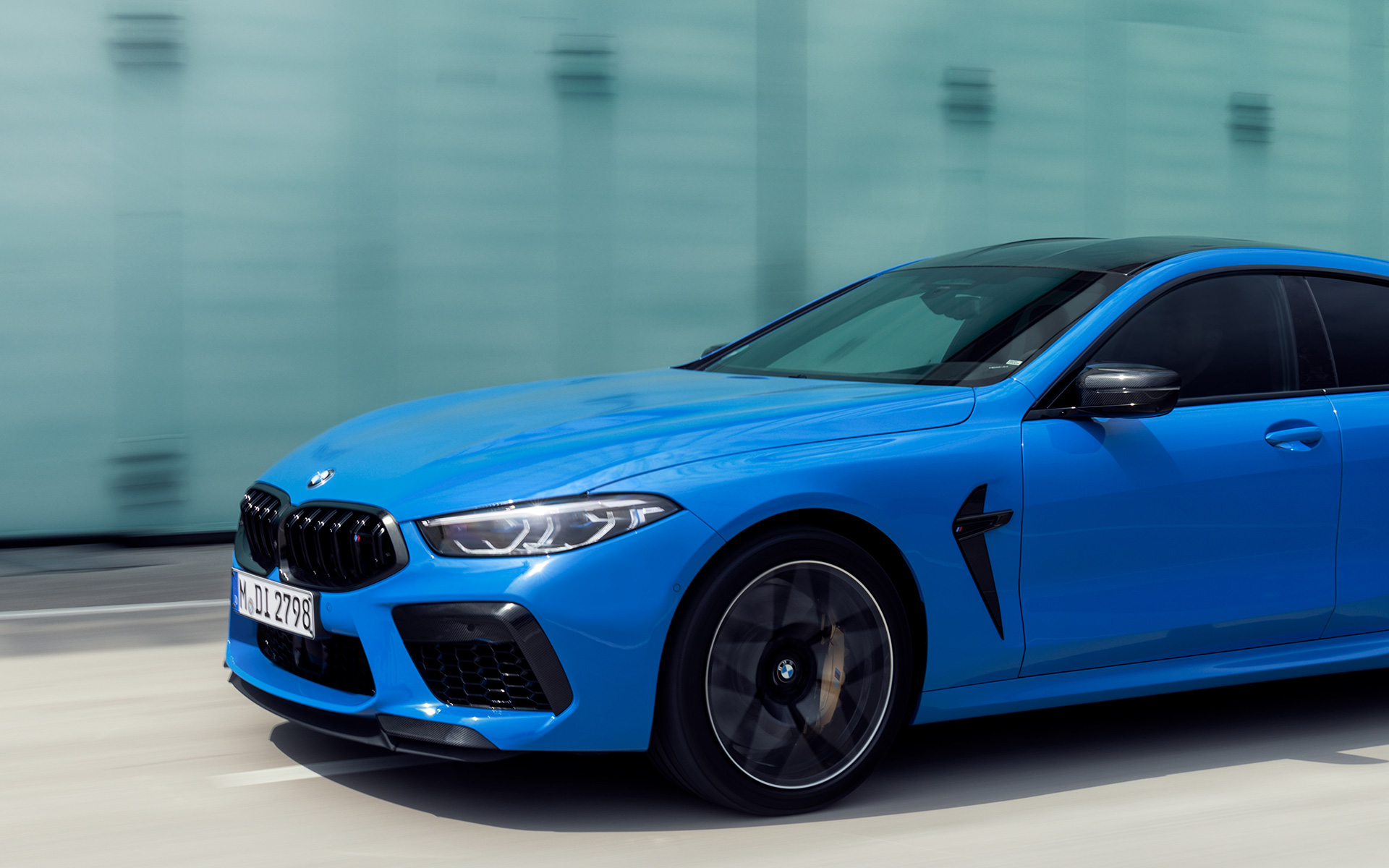 BMW M8 Competition Coupé, F92, 2019, BMW Individual, barva Voodoo Blue, tričetrtinski stranski pogled med vožnjo na odseku